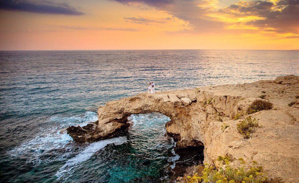 Жених и невеста на Кипре на берегу моря